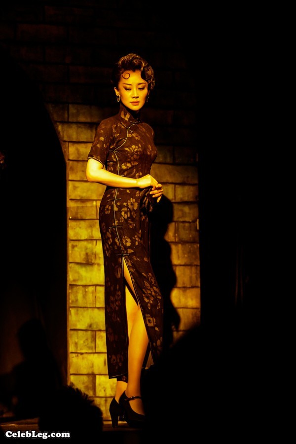 成熟的美女明星许晴脱鞋让你看她的肉丝足表演话剧《如梦之梦》(4/17)