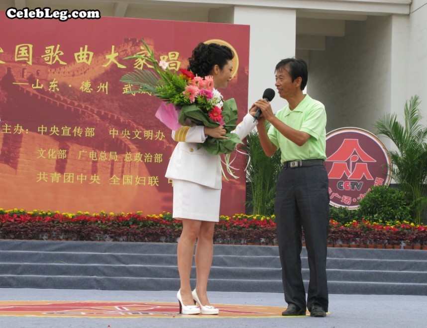 李丹阳白制服白高跟美腿与现场观众心连心(2/10)