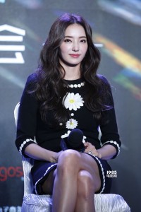 韩国女明星韩彩英超短裙宣传电影起身微露
