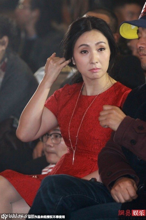 小陶虹有质感肉丝美腿坐姿出席活动(2/3)
