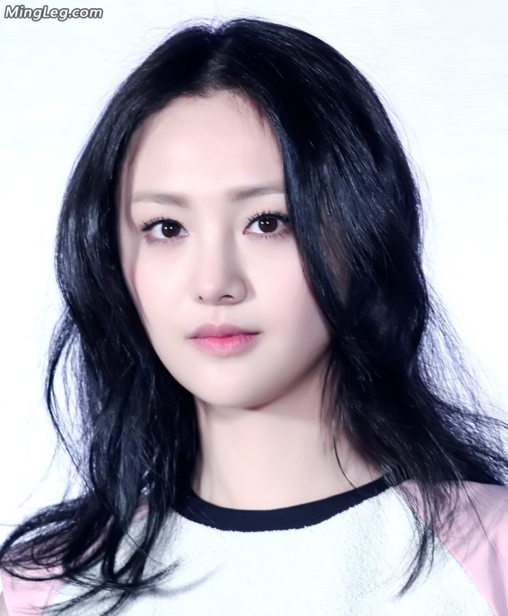 Post-90s Zheng Shuang attended the event and covered her short skirt tightly to prevent exposure(17/26)