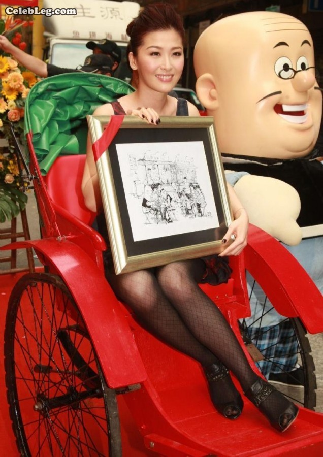 三栖女星周丽淇坐在人力车上展示黑色网袜(3/3)