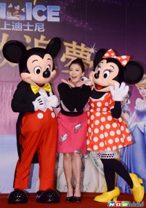 贾静雯高跟玉腿宣传迪士尼和米老鼠在一起（第4张/共7张）