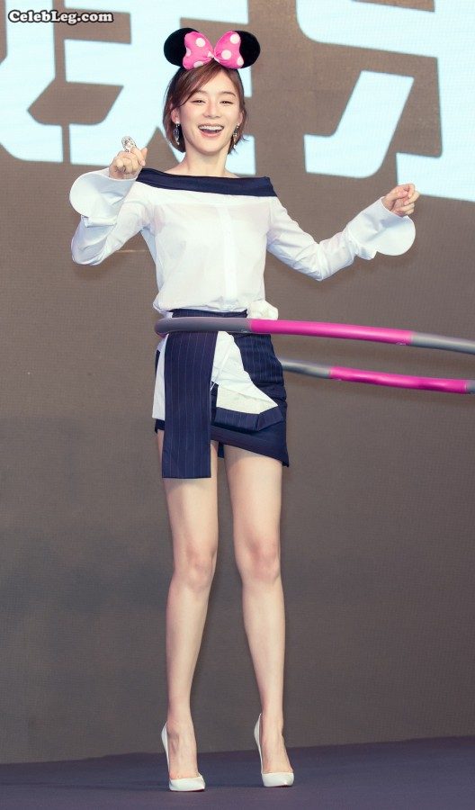  Yuan Shanshan plays hula hoop on stage with beautiful legs in milky white high heels(1/9)