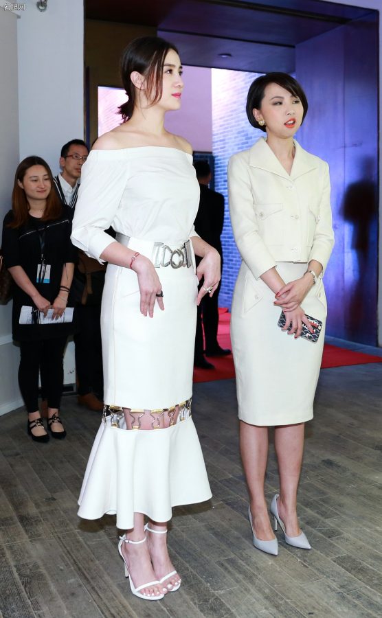 宋佳穿乳白色高跟凉鞋衬托的玉足好美(8/8)