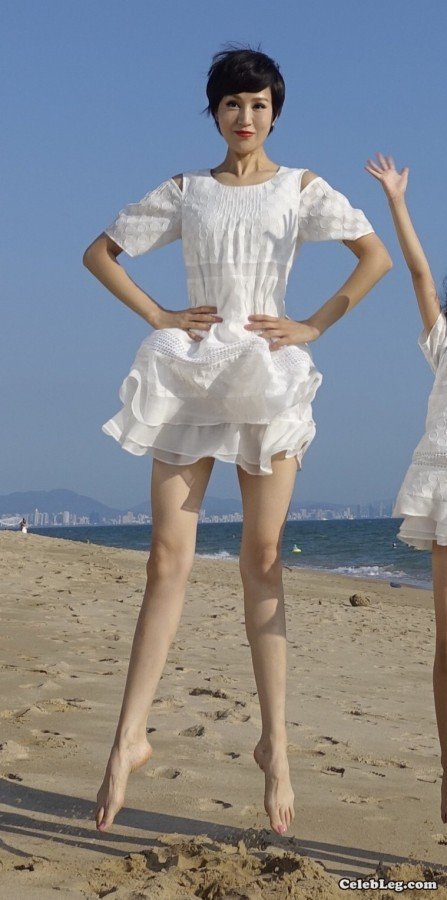 鲍蕾的海边旅行时拍的修长美腿(1/1)