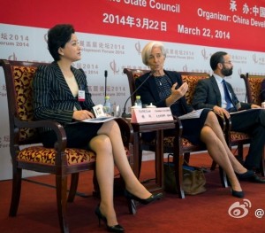 杨澜肉丝高跟对话国际货币基金组织总裁拉加德