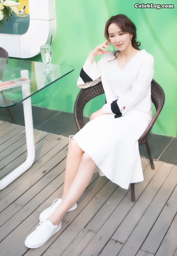土豪老婆胡静白裙白鞋白腿扮清纯(2/4)
