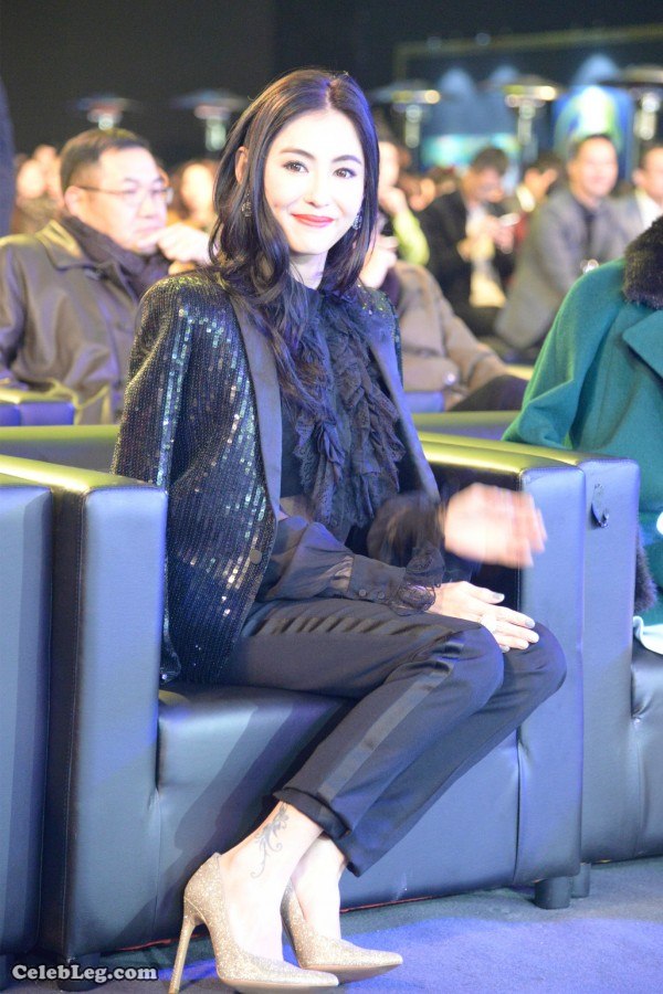 高跟鞋+玫瑰花辣妈张柏芝浓妆艳抹风采不减(3/7)