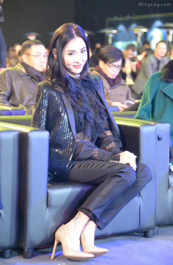 高跟鞋+玫瑰花辣妈张柏芝浓妆艳抹风采不减(4/7)