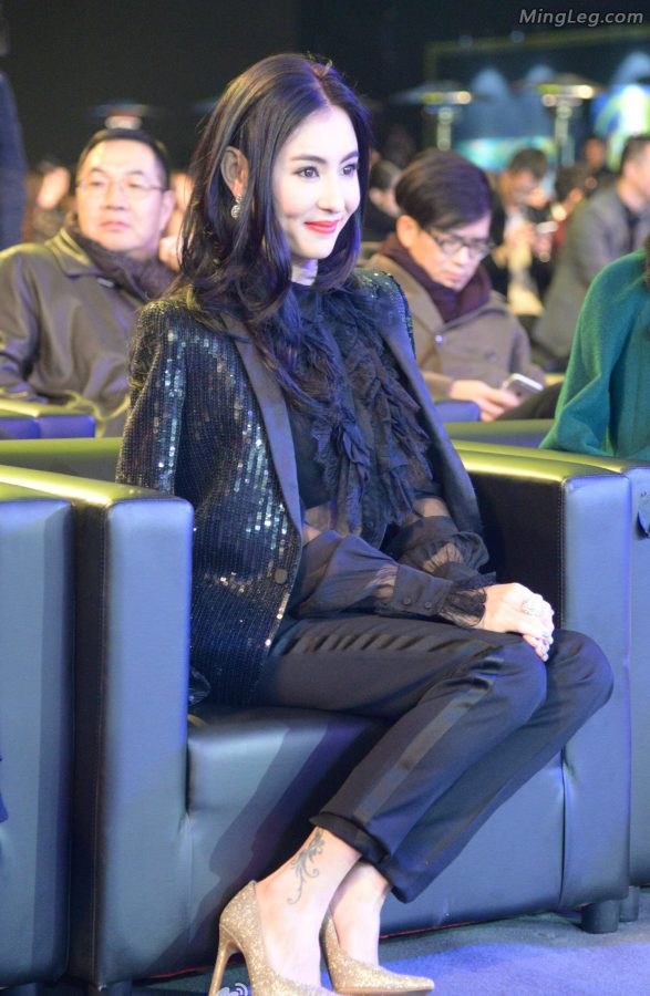 高跟鞋+玫瑰花辣妈张柏芝浓妆艳抹风采不减(5/7)