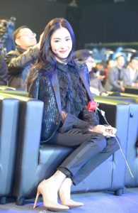 高跟鞋+玫瑰花辣妈张柏芝浓妆艳抹风采不减