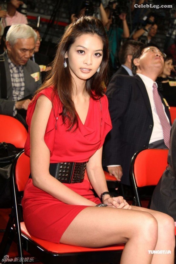 高挑的女孩林嘉绮美腿修长(2/11)