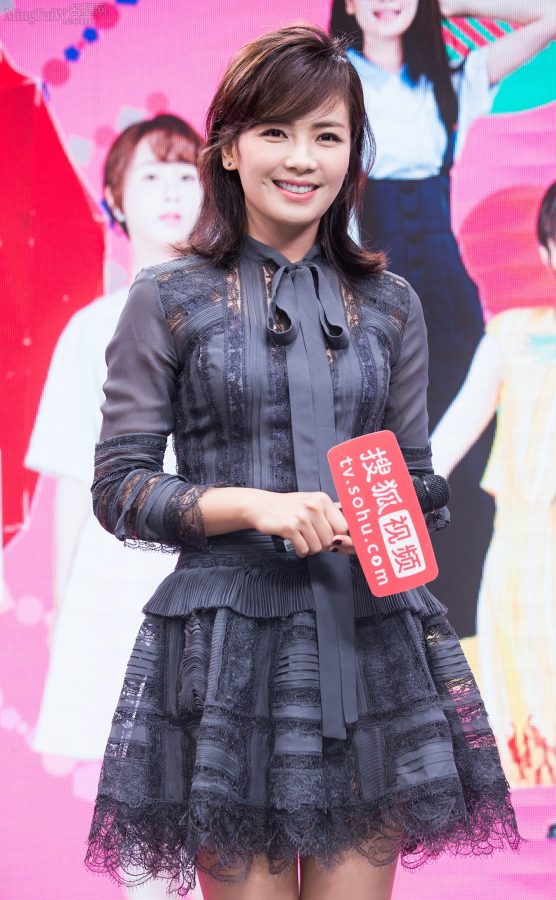轻熟女明星刘涛短裙凉鞋玉足出席宣传活动(5/6)