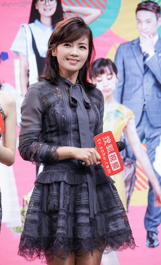 轻熟女明星刘涛短裙凉鞋玉足出席宣传活动(6/6)