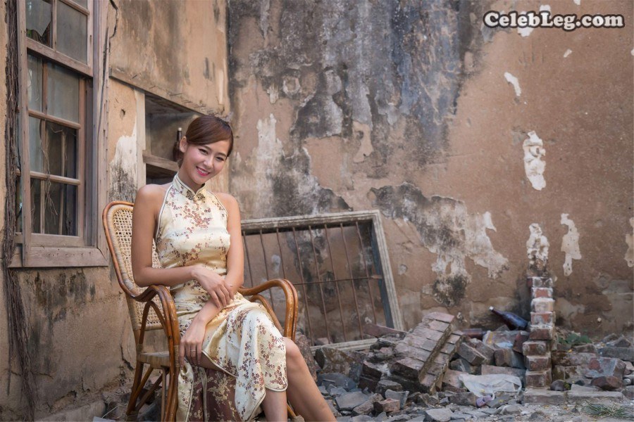 Leg model Xiao Xuezhuang Winnie wears a cheongsam and shows off her long legs in an abandoned courtyard(13/17)