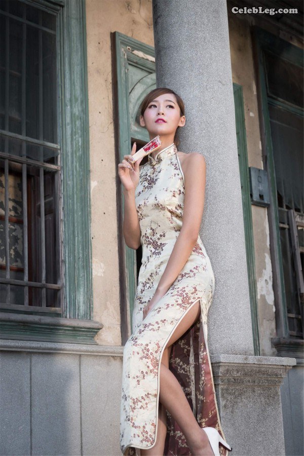 Leg model Xiao Xuezhuang Winnie wears a cheongsam and shows off her long legs in an abandoned courtyard(15/17)