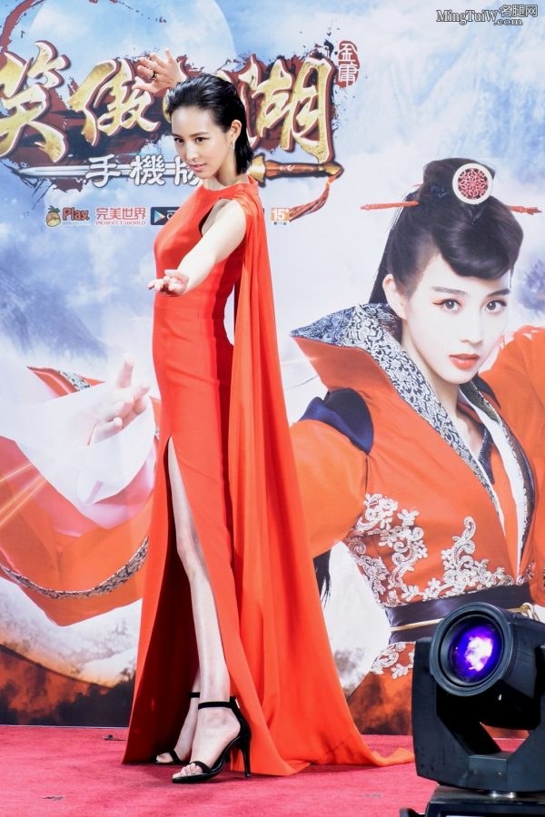 张钧甯凉鞋长腿代言网游想盘她(22/30)