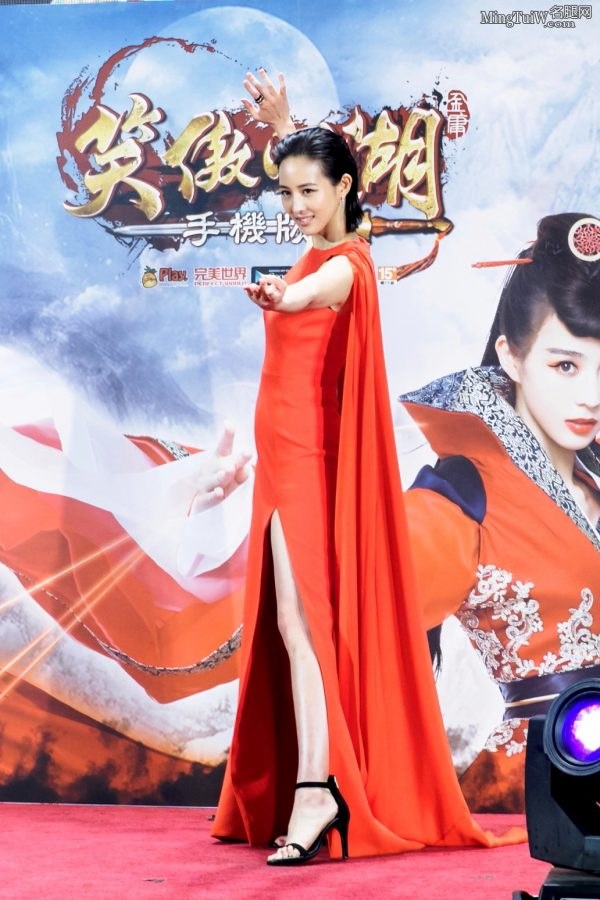 张钧甯凉鞋长腿代言网游想盘她(21/30)