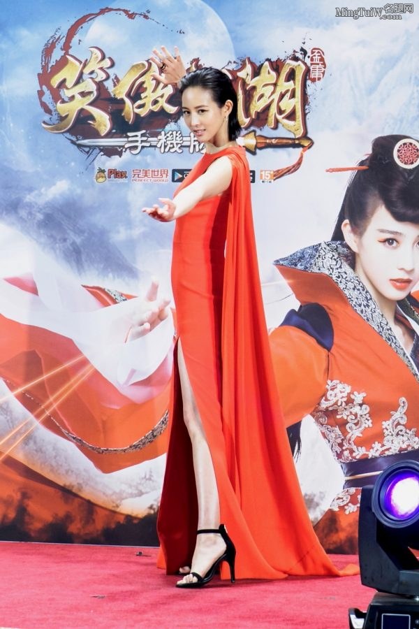 张钧甯凉鞋长腿代言网游想盘她(19/30)