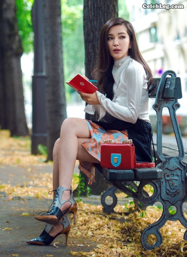 李冰冰纯美玉腿外拍约还是不约(1/3)