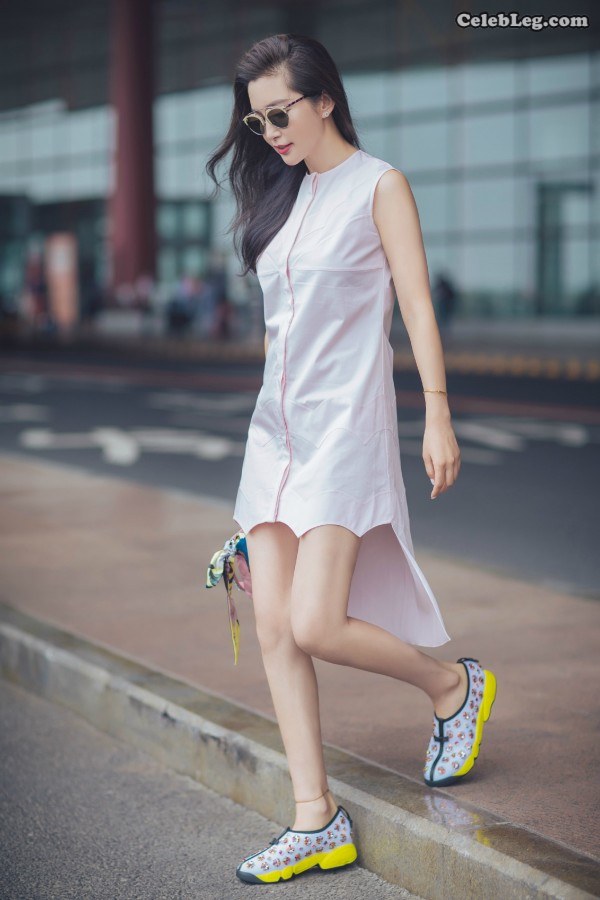 女星李冰冰美腿墨镜运动鞋(2/3)