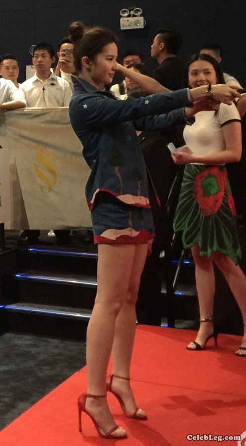 Let’s just take a look at Liu Yifei’s beautiful legs and high heels.(4/4)