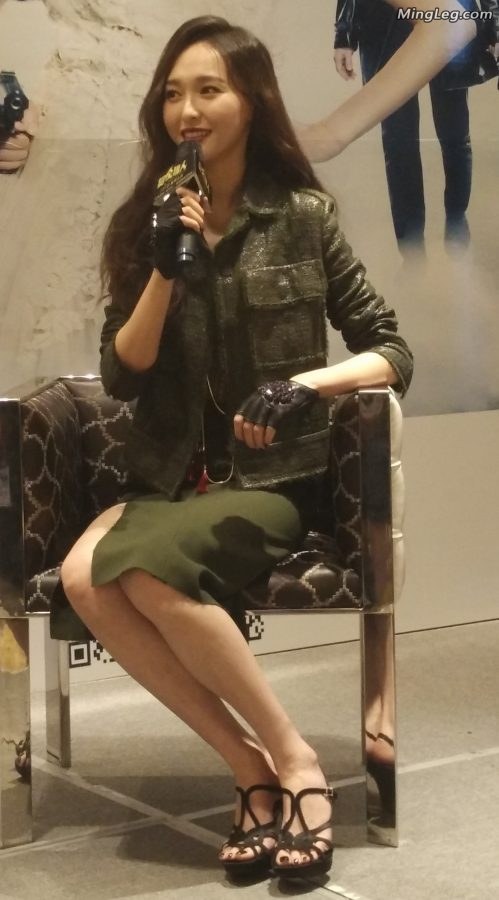 唐嫣裙子分叉露出细嫩白皙的美腿(16/16)