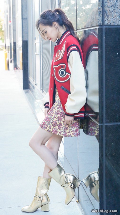 Tang Yan's slender legs and beautiful outdoor photographer are happy(5/8)