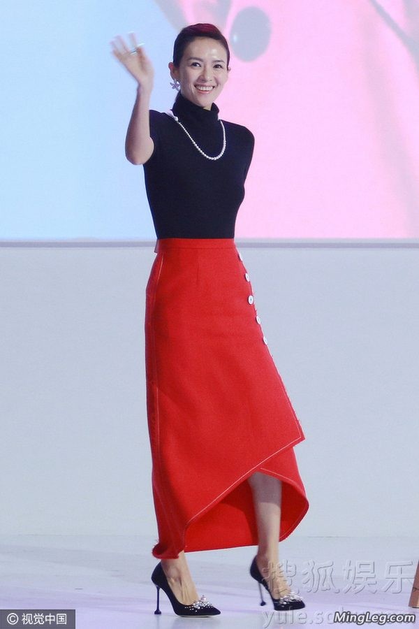 章子怡优雅抬起高跟美腿(9/9)