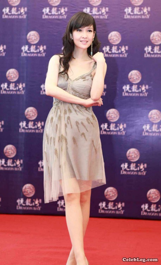 高贵的熟女周慧敏低胸裙高跟鞋彰显完美好身材(5/20)