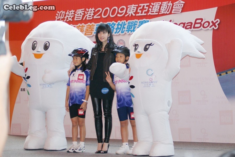 女明星周慧敏紧身黑皮裤高跟鞋翘腿侧拍(3/3)