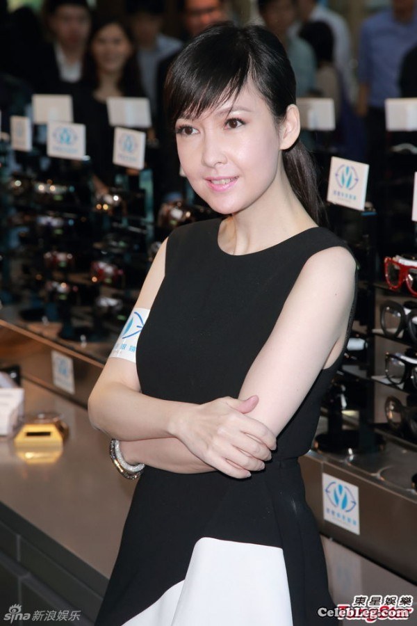 Huimin Chow's beautiful legs and high heels showing off her toes(7/9)