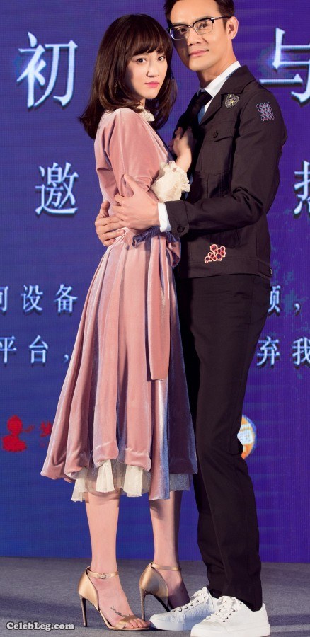 分裂女总裁陈乔恩穿睡衣宣传《放弃我，抓紧我》(4/6)