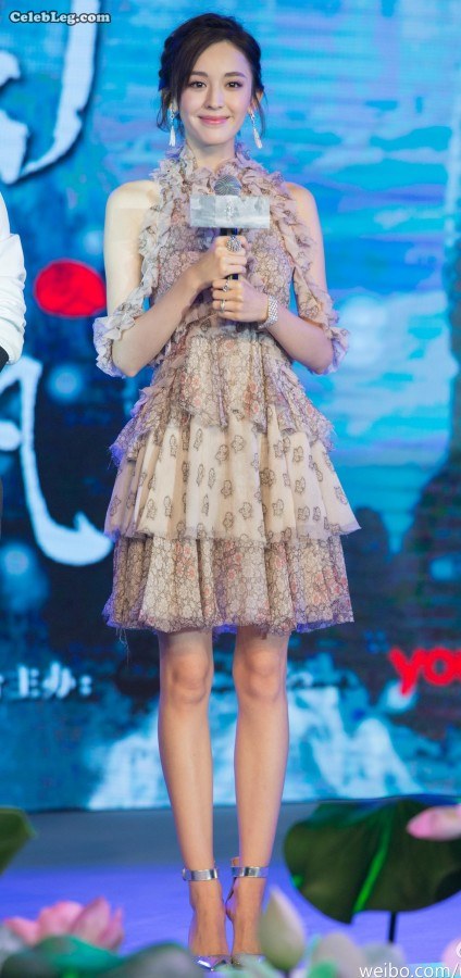 90后女星古力娜扎美腿笔直宣传新剧(1/4)