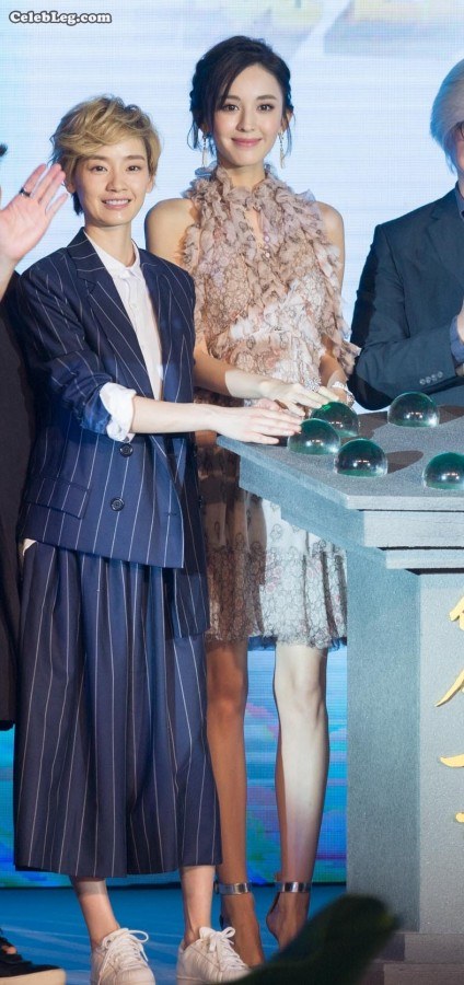 90后女星古力娜扎美腿笔直宣传新剧(4/4)