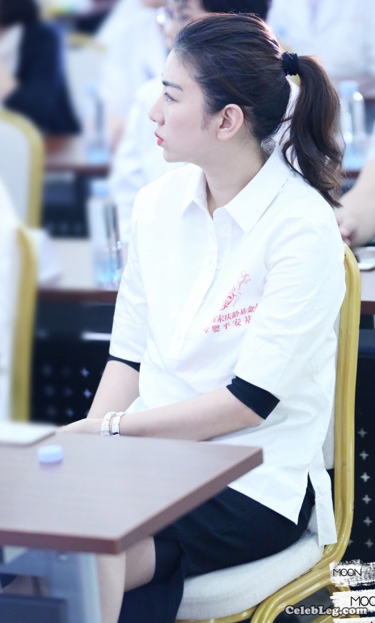 黄奕穿开叉的裙子桌子下翘腿(2/5)