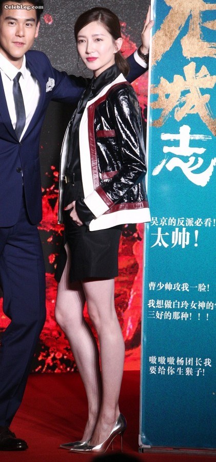 江疏影裙子都那么短了还从中间开了叉(16/30)