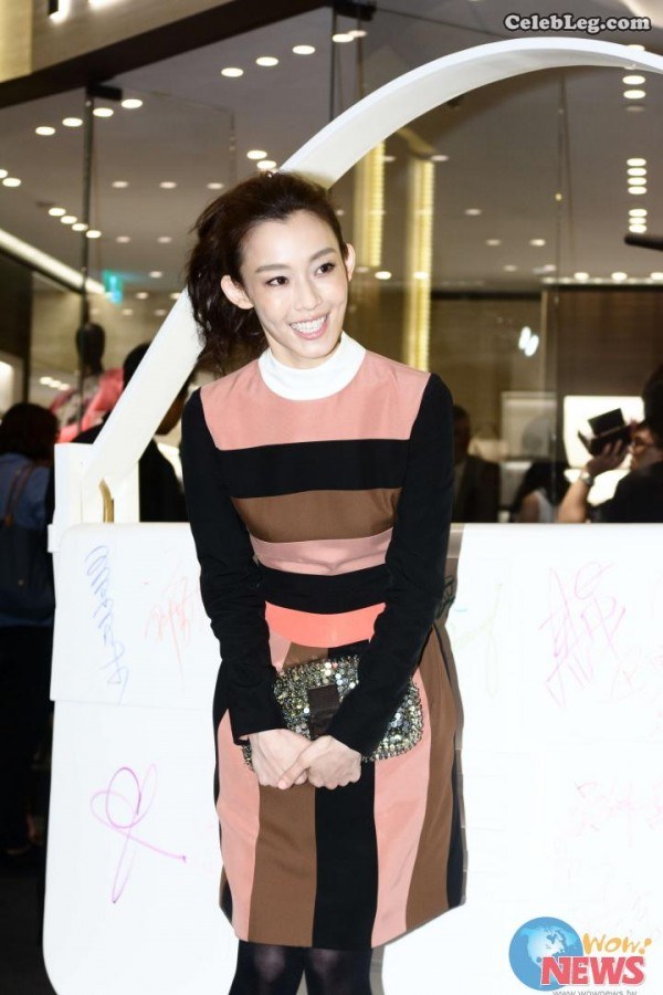 Pace Wu, Weiqi Fan, and Xinhui Bai are all showing off their legs and wearing silk or not.(21/27)
