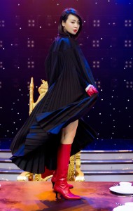 成熟女人闫妮红色长靴美腿