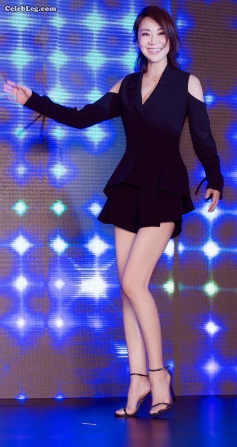 熟女闫妮秀长腿极具视觉冲击(3/12)