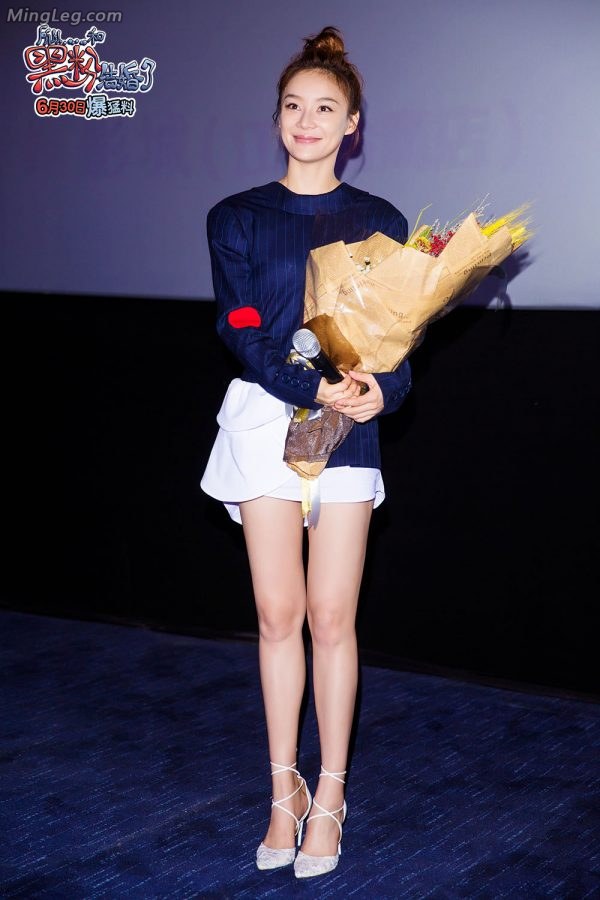 The girl next door, Yuan Shanshan, has beautiful legs and high heels, and looks youthful(7/8)