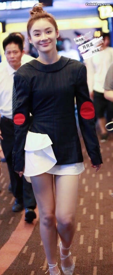 邻家女孩袁姗姗美腿高跟青春逼人(5/8)