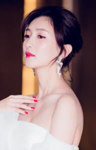 保时捷气质江疏影长裙露腿脚趾简直美哭