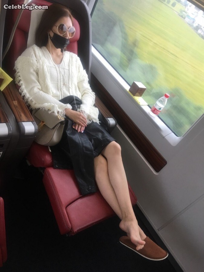 江疏影旅途中不忘玩自己的玉足(1/2)