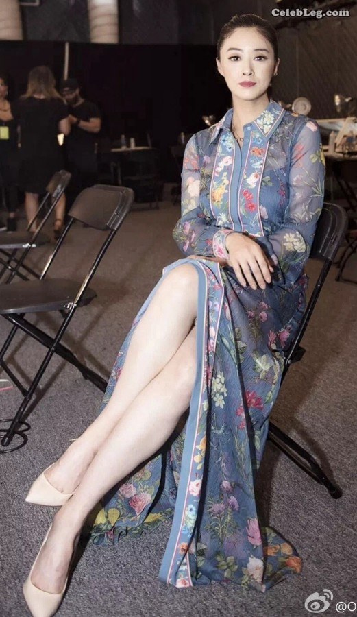 Jiang Xin's big white legs stretch out and feel comfortable(1/10)