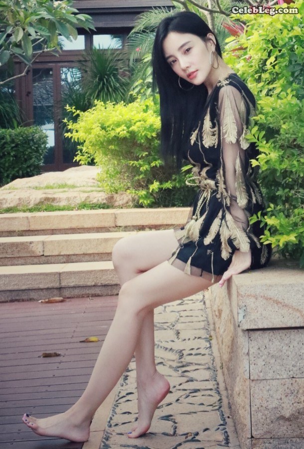 Li Xiaolu's best blue nail polish with white legs and jade feet at the beach(1/5)