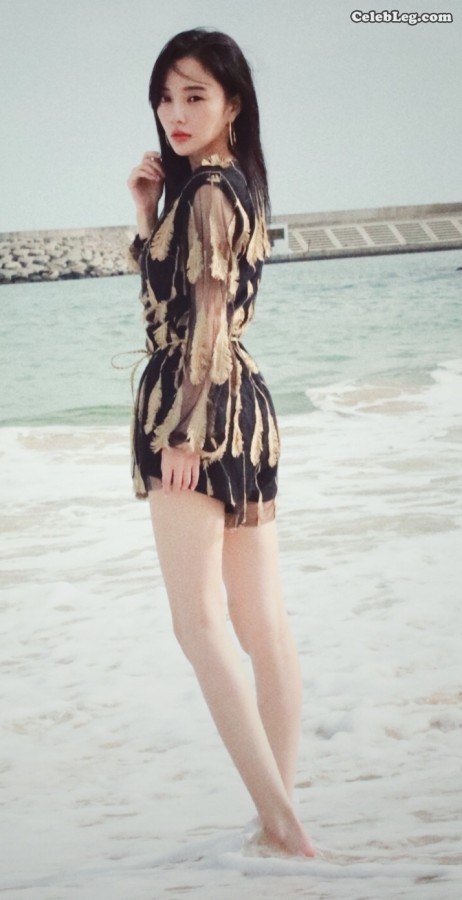Li Xiaolu's best blue nail polish with white legs and jade feet at the beach(2/5)