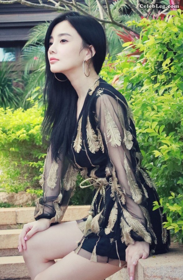 李小璐海边极品白腿玉足蓝色指甲油(5/5)