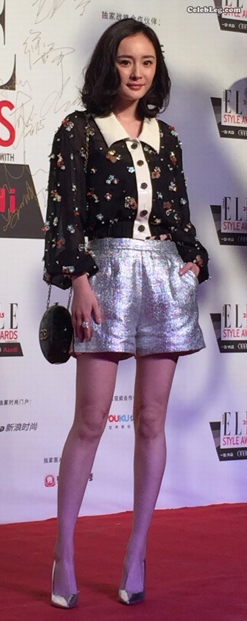One more time to see the picture of Yang Mi's beautiful legs wearing silver stilettos(9/20)